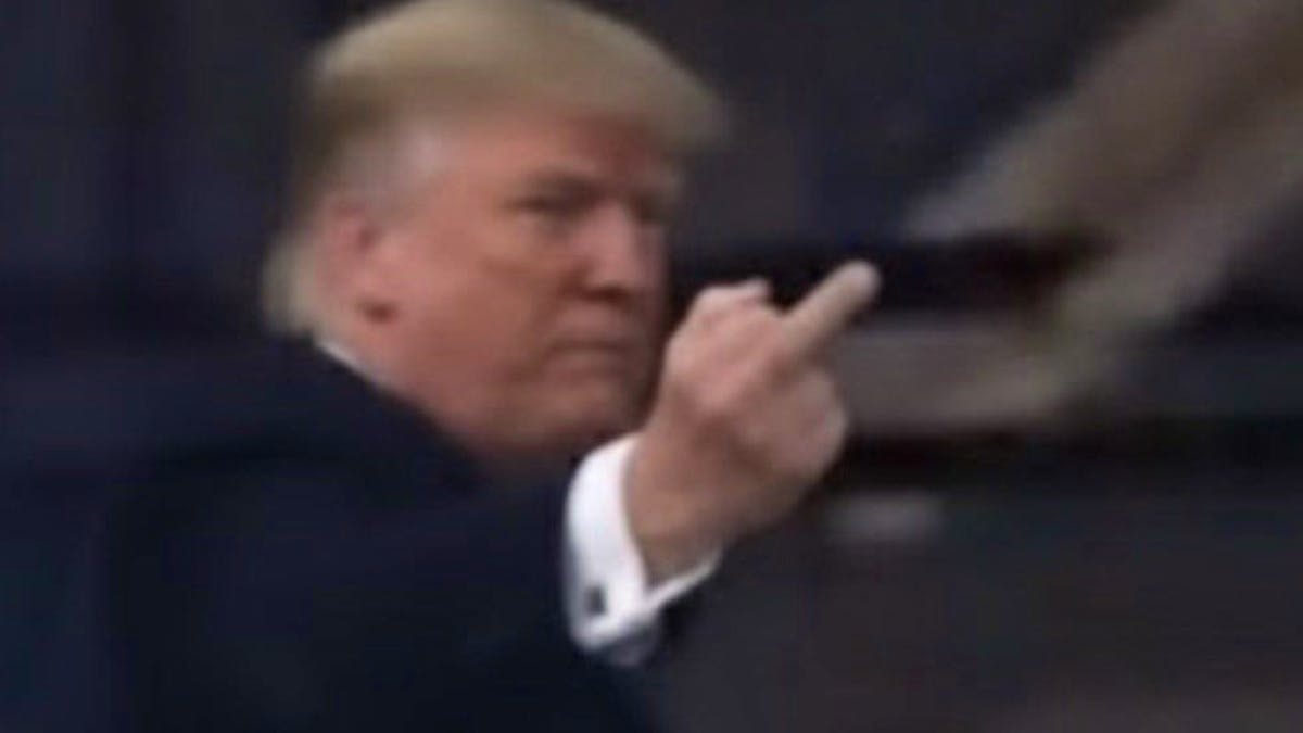 Trump zeigt Mittelfinger nach Störenfried-Rufen in Michigan