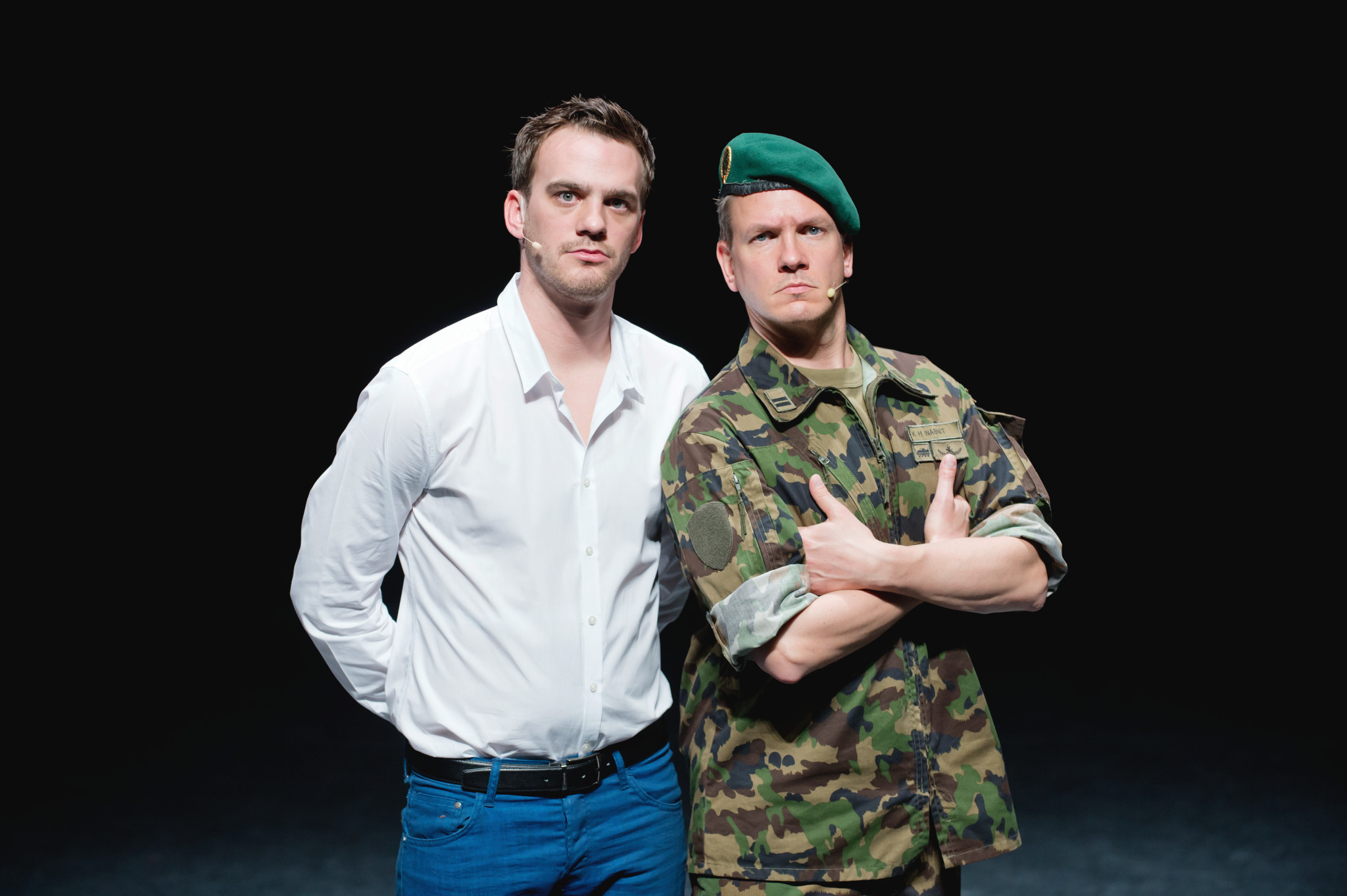 Vincent Veillon in weissem Hemd und Vincent Kucholl in Militäruniform bei Proben für das Schweizer Bühnenstück ’120 secondes présente la Suisse’.