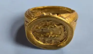 In closer detail, the center of the ring is oval-shaped and engraved with an image of a couple. Credit: National Museum of Bulgaria.