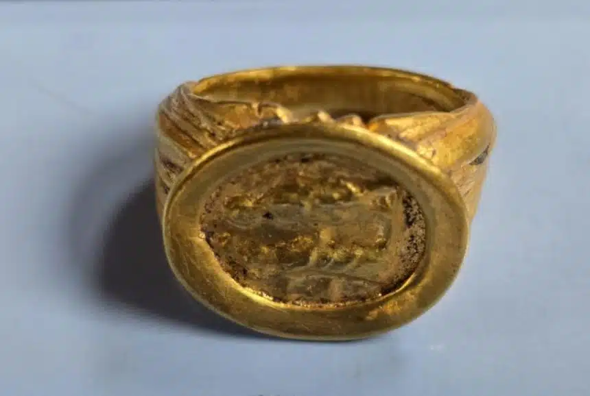 In closer detail, the center of the ring is oval-shaped and engraved with an image of a couple. Credit: National Museum of Bulgaria.