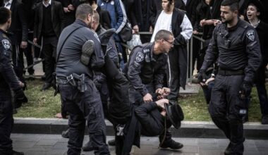 Israeli police, ultra-Orthodox protesters clash outside draft office in West Jerusalem – Middle East Monitor