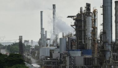 Trump’s bid to commandeer Venezuela’s oil sector faces hurdles, experts say | Business and Economy