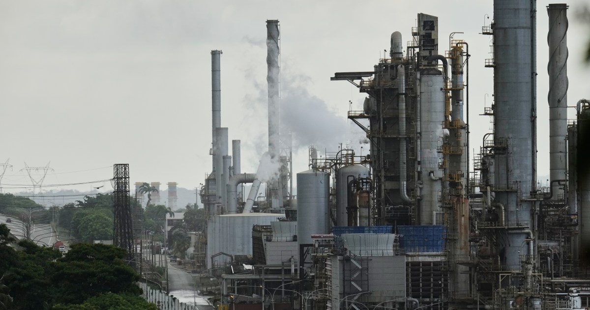 Trump’s bid to commandeer Venezuela’s oil sector faces hurdles, experts say | Business and Economy