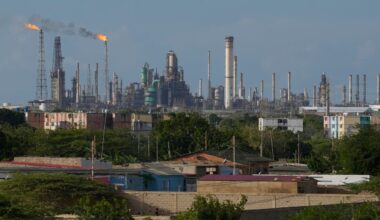 Dems introduce bill barring funding for Venezuela oil