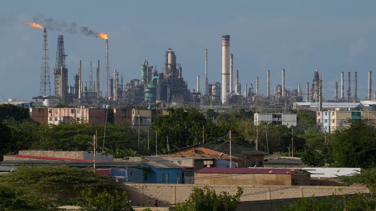 Dems introduce bill barring funding for Venezuela oil