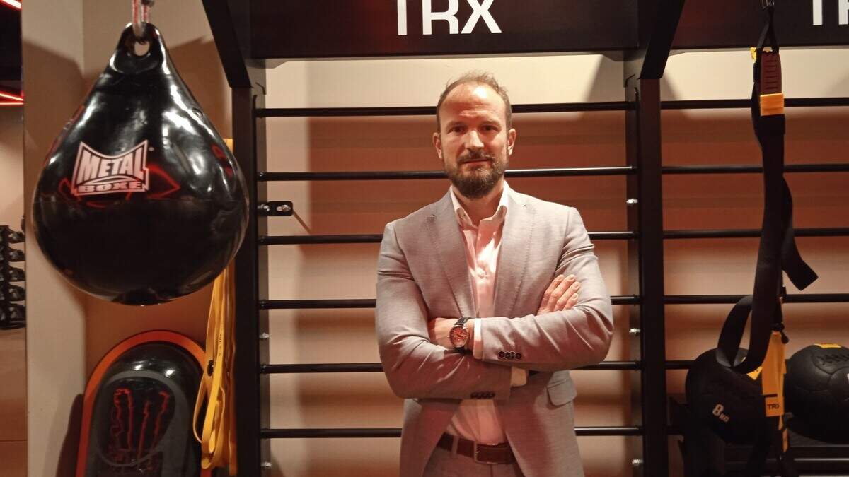 Antoine Collin, coach sportif associé à SweatNest, un studio premium de cours collectifs.