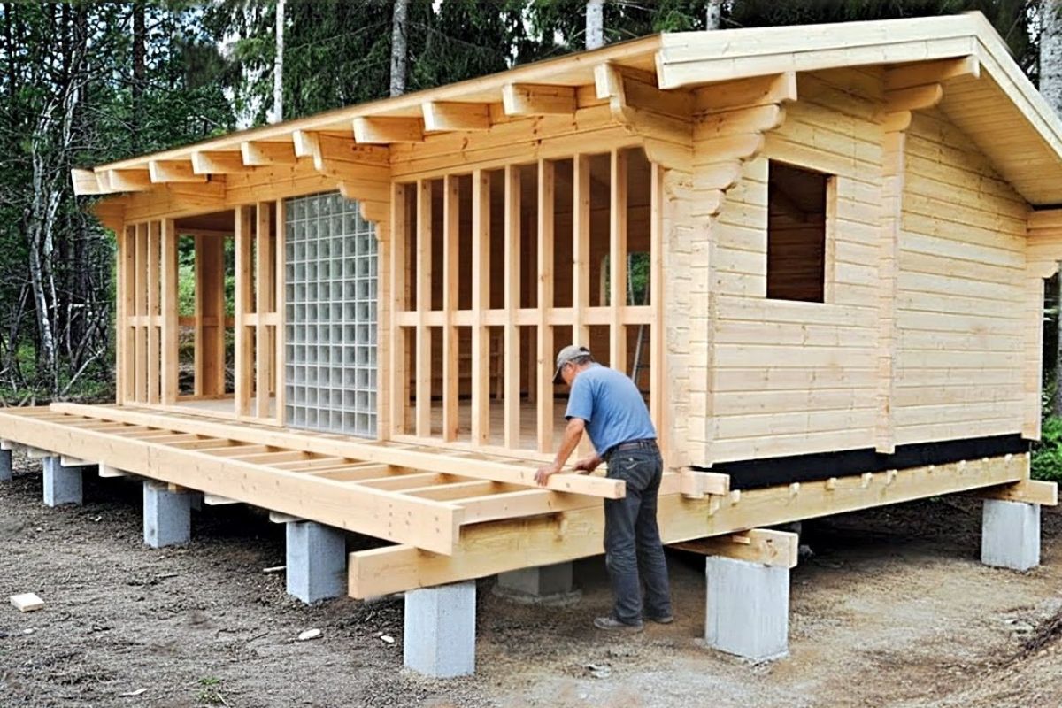 Homem constrói sozinho uma cabana japonesa de madeira com técnica tradicional, fundação de concreto, estrutura de madeira e paciência e precisão exemplares.
