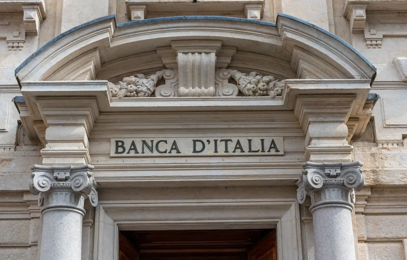 Bank of Italy ETH-to-Zero Study as ETH Stalls Below $3,200