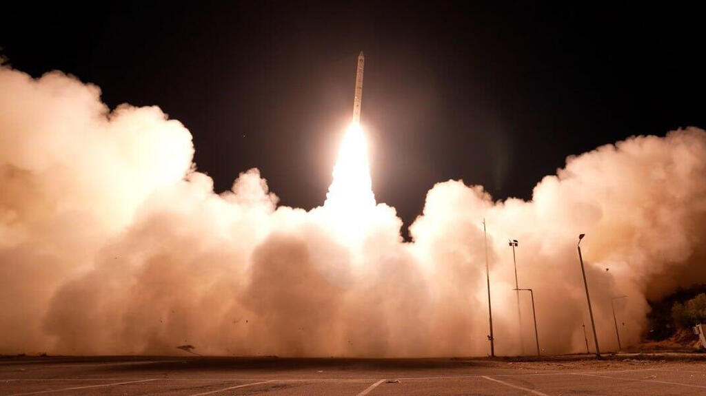 Ofek 19 takeoff. (Photo: DDR&D) שיגור ה לוויין אופק 19