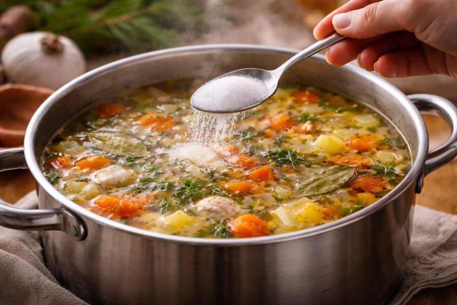 Pazīstams pavārs no Kuldīgas man pastāstīja, kāpēc restorānos zupai vienmēr pievieno tējkaroti cukura