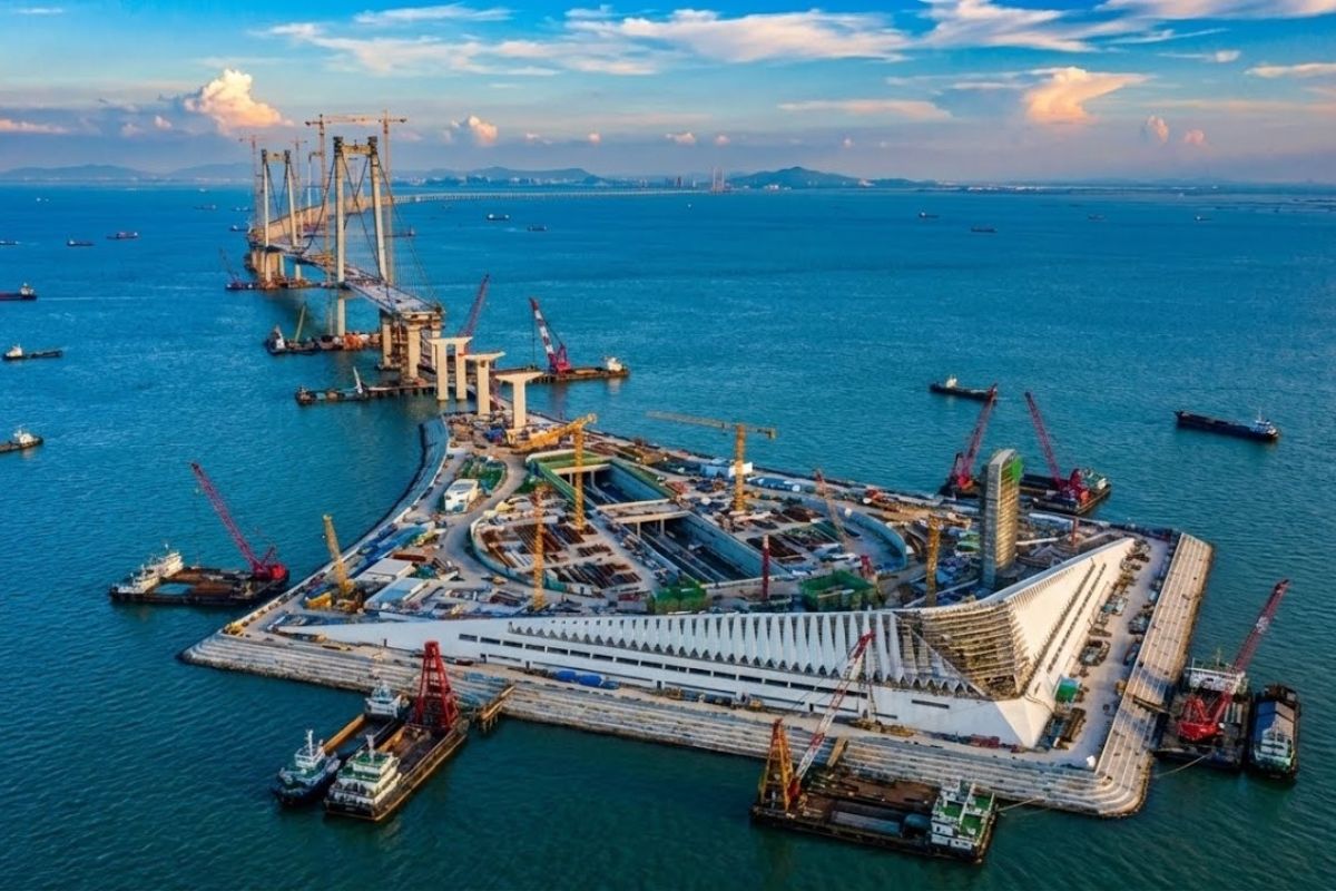 Obra colossal da engenharia chinesa cria a ponte Shenzhen Zhongshan com túnel submerso e ilhas artificiais que desafiam o mar.