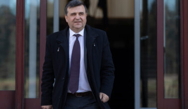 The pact that stopped major corruption investigations. "Politicians need peace!", said the President of Romania to former DNA chief, Crin Bologa