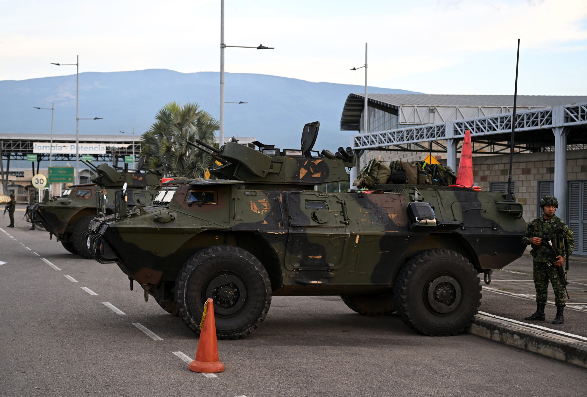 Des soldats colombiens gardent la frontière avec le Venezuela à Cucuta, à côté de véhicules militaires, après la capture de Nicolas Maduro par les forces américaines.