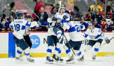 Suomi ja Ruotsi kohtasivat U20 MM-välierissä viime vuoden turnauksessa. Tuolloin Nuoret Leijonat eteni finaaliin jatkoaikavoitolla. Arkistokuva.