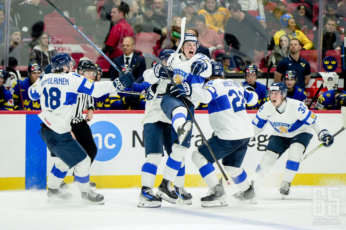 Suomi ja Ruotsi kohtasivat U20 MM-välierissä viime vuoden turnauksessa. Tuolloin Nuoret Leijonat eteni finaaliin jatkoaikavoitolla. Arkistokuva.