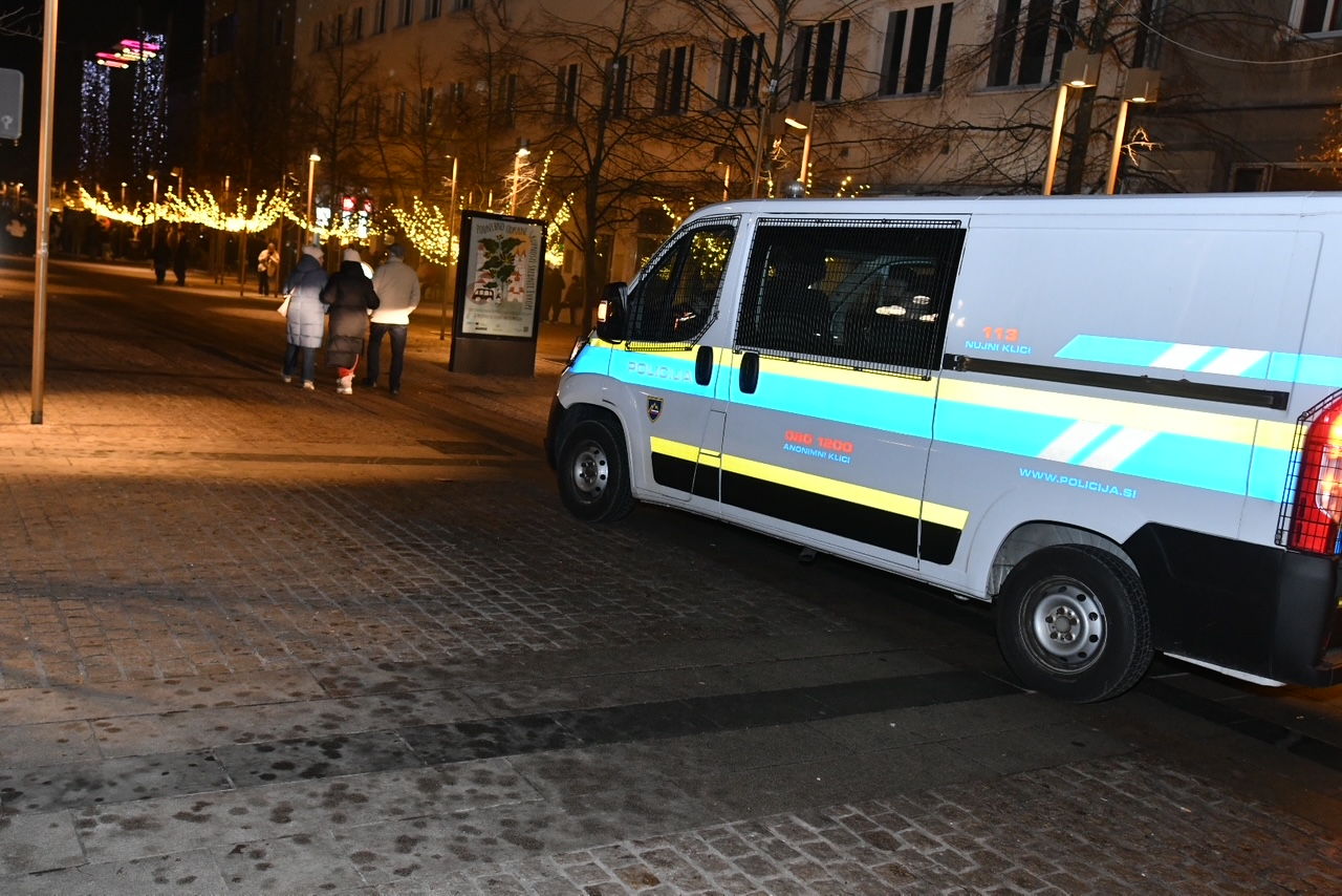 Več neznancev preteplo Mariborčana: Ostal je brez telefona in obutve