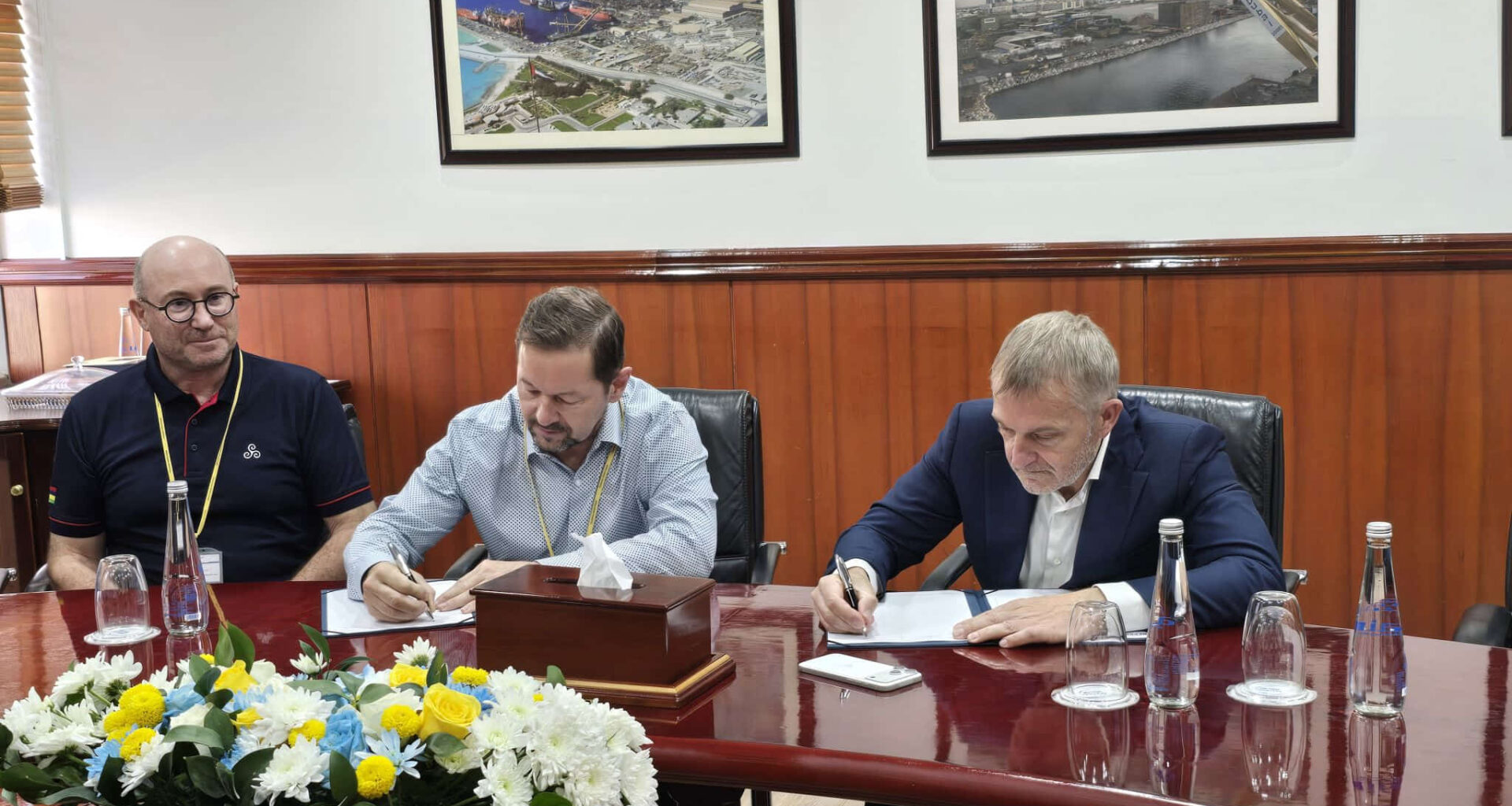 Drydocks World and Dixstone shake hands on FSU conversion deal; Courtesy of Drydocks World