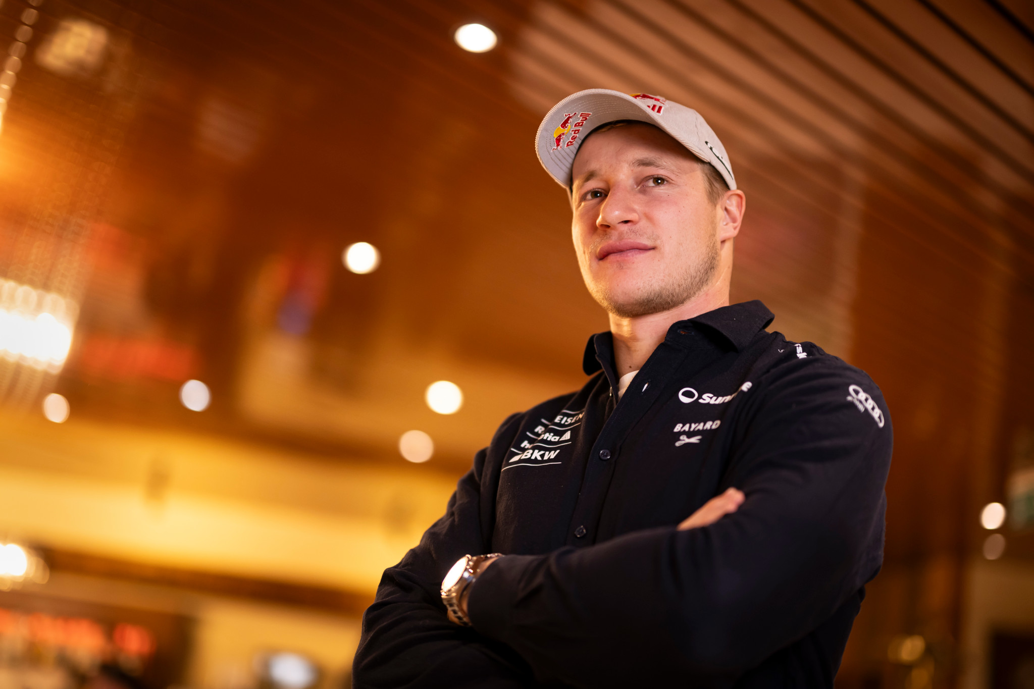 Der Schweizer Skifahrer Marco Odermatt posiert mit verschränkten Armen bei der Pressekonferenz des Schweizerischen Skiverbandes vor dem FIS Ski-Weltcup in Adelboden, 08. Januar 2026.