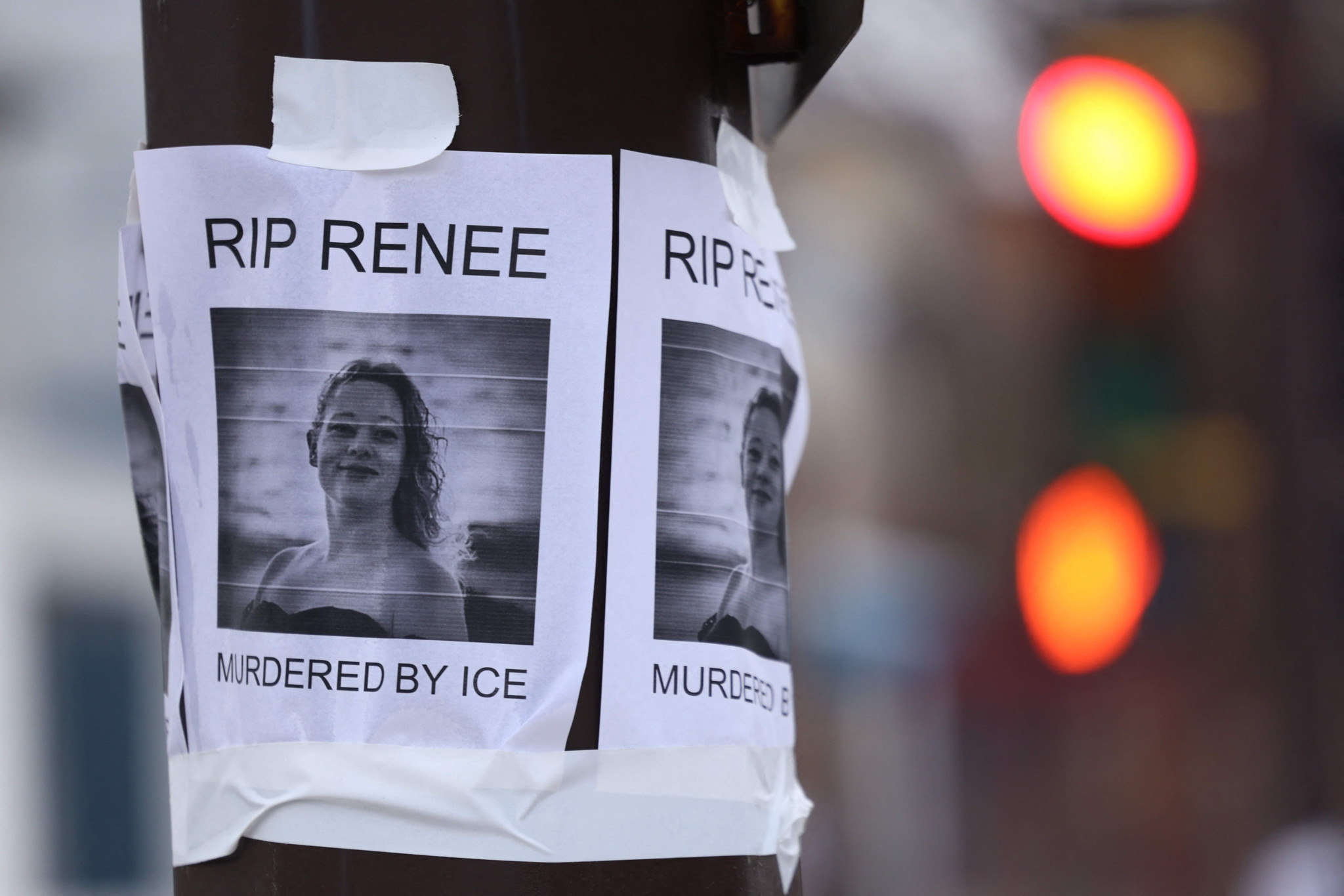 Trauerbekundungen für Renee Nicole Good an einem Pfosten in Minneapolis, mit der Aufschrift ’RIP Renee’ und ’Murdered by ICE’, aufgenommen am 8. Januar 2026.