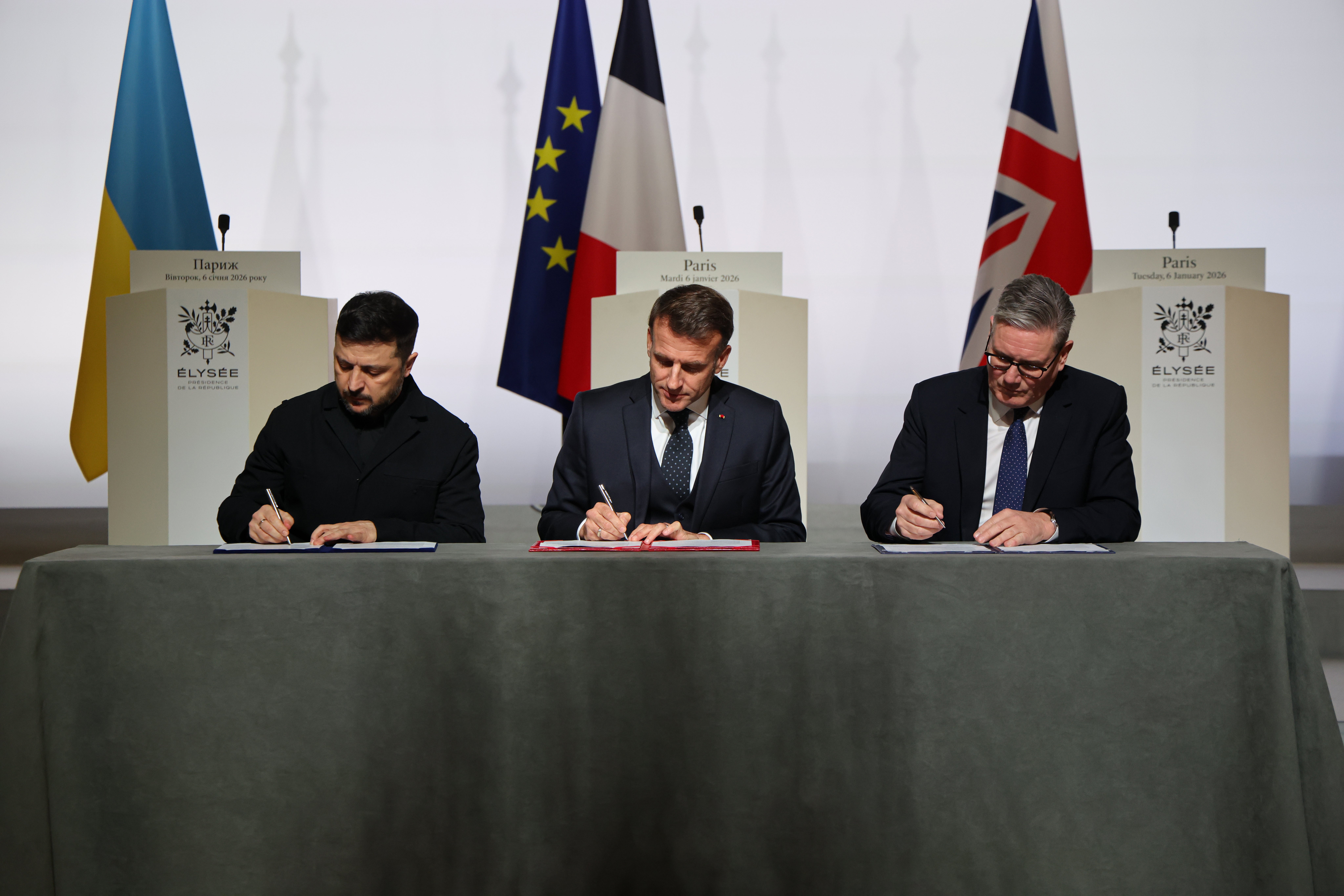 Volodymyr Zelenskyy, Emmanuel Macron and Keir Starmer sign a declaration on deploying post-ceasefire force in Ukraine during the 'Coalition of the Willing' summit on security guarantees for Ukraine, at the Elysee Palace in Paris