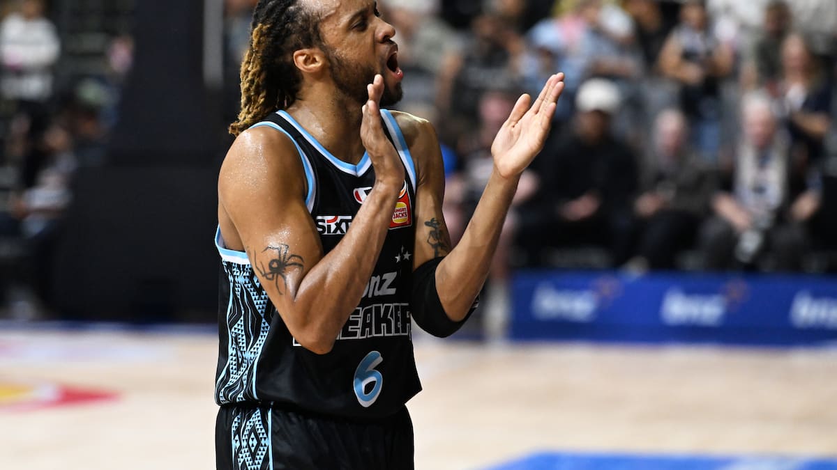 New Zealand Breakers beat Illawarra Hawks to reignite playoff hopes