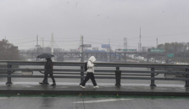 People walk through rain showers and cold temperatures in Philadelphia on Nov. 19. Credit: Matthew Hatcher/Getty Images)
