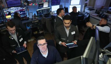 Major Stock Indexes Mixed; Data-Storage Shares Drag Nasdaq; Dow Rises