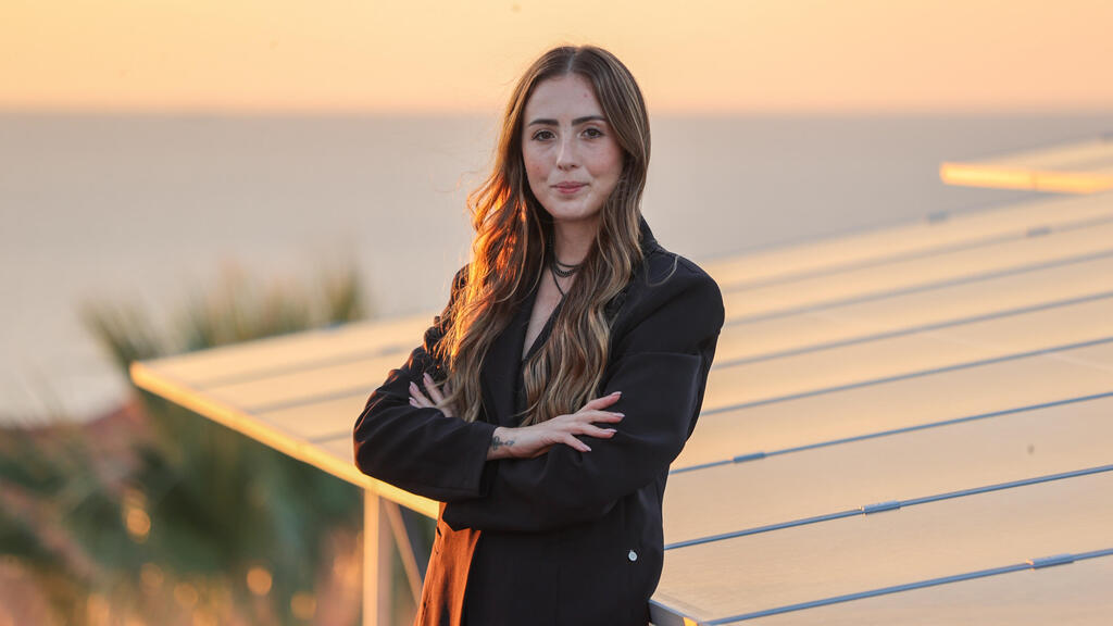 Danielle Biton and the solar panels (Photo: Yariv Katz) דניאל ביטון והפאנלים הסולאריים