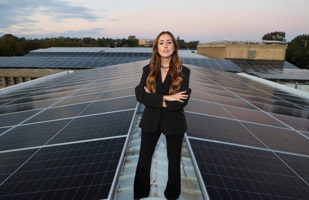 Danielle Biton and the solar panels (Photo: Yariv Katz) דניאל ביטון והפאנלים הסולאריים