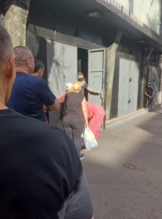 Pracownicy piekarni wpuszczali po cztery osoby do środka 