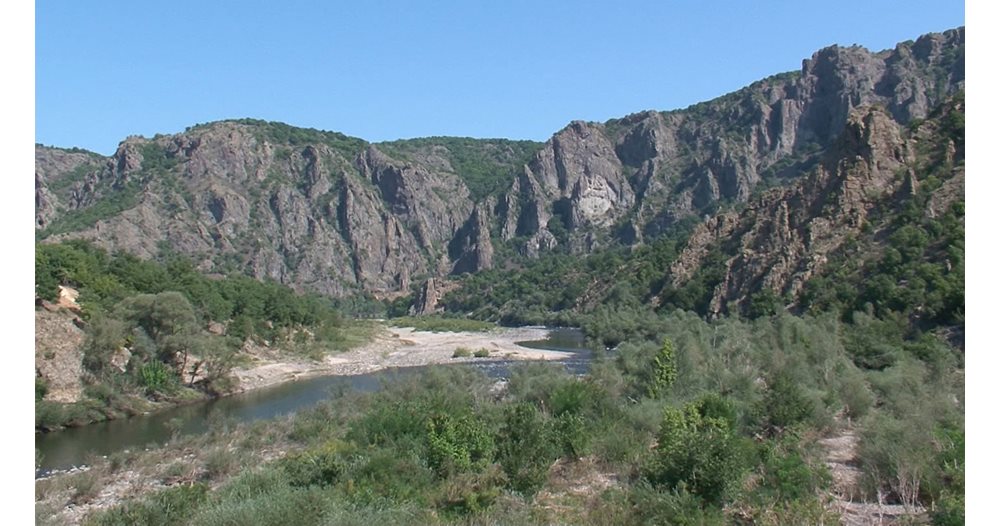 Пет години бандит тормози хората в Източните Родопи, стражарите намират у него 1 млн. лв. от обири