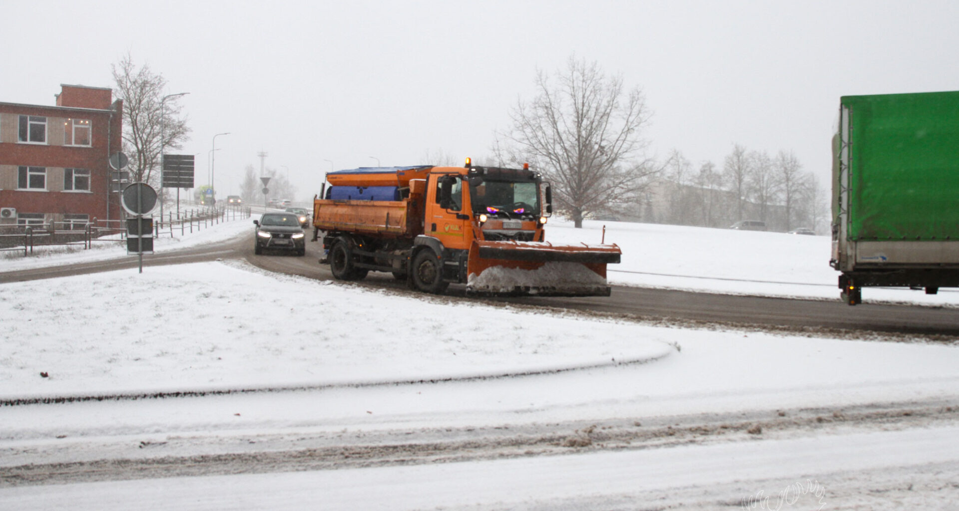 Svētdien ielas un ietves tīrīja 16 tehnikas vienības