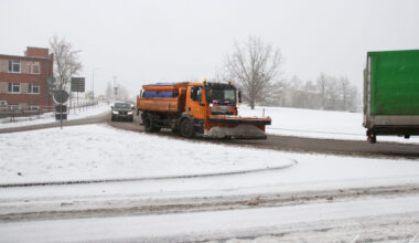 Svētdien ielas un ietves tīrīja 16 tehnikas vienības