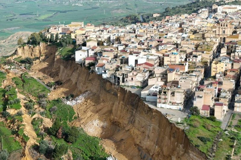 Italy's Meloni visits storm-hit town left hanging over cliff