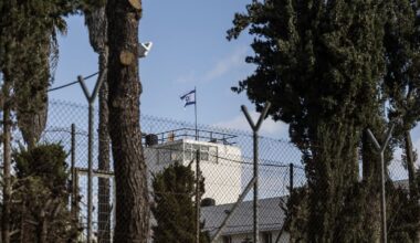 Mit schwerem Gerät: Israel zerstört Zentrale des UN-Palästinenserhilfswerks