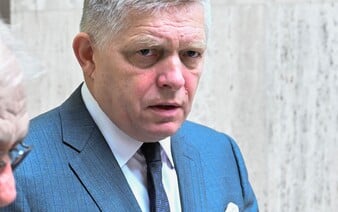 KOMENTÁR: Ťažký týždeň Roberta Fica: Po úderoch od študentov z Popradu prišiel knockout z námestí. Nepomohli ani hity od Duchoňa