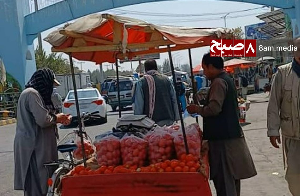 A street vendor sells fresh produce displayed in mesh bags at a Kabul market, where plastic bag use remains widespread despite growing environmental concerns among residents and experts. (Photo Credit: 8am.media)