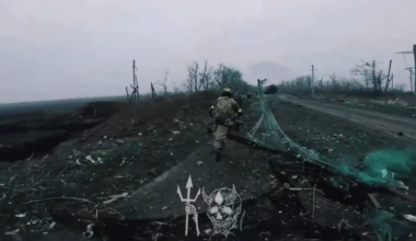 Ukrainian SOF team of the SBU shot down Russian FPV drone while beeing on the move on the eastern front. Dec 2025.