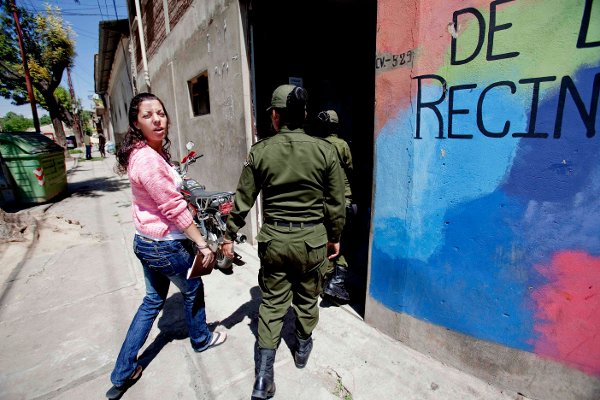 COCHABAMBA, BOLIVIA 20100409.
Madeleine Alicia Rodriguez ble fraktet med håndjern av politiet. Her på vei inn til kvinnefengslet San Sebastian i Cochabamba fredag.
Foto: Stian Lysberg Solum / NTB