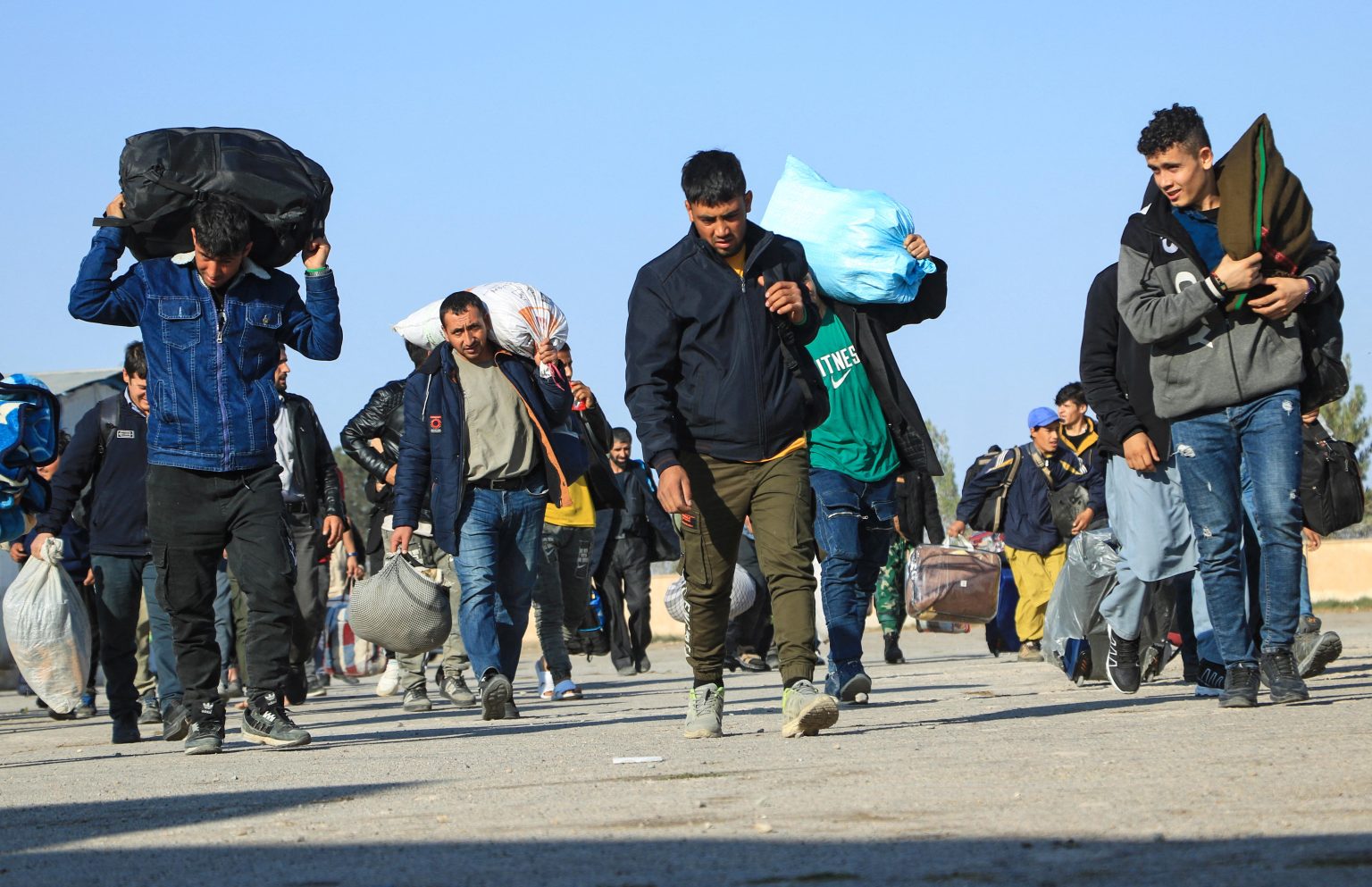 A large group of migrants returning to Afghanistan.