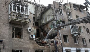 News Wrap: Zelenskyy says Russia used hypersonic missile to send Europe a message