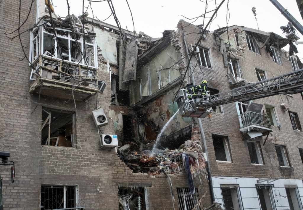 News Wrap: Zelenskyy says Russia used hypersonic missile to send Europe a message