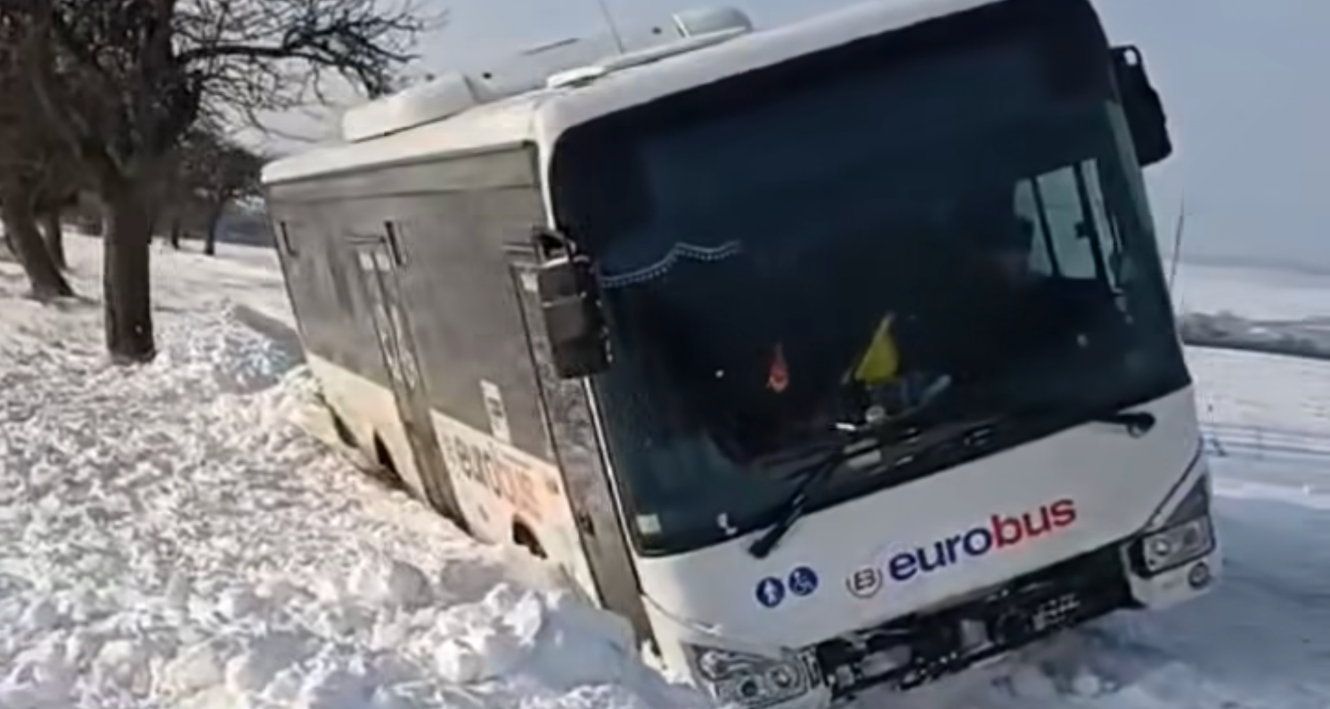 Nové správy o nehode autobusu pri Rankovciach: Hasiči cez rozbité okná evakuovali desiatky detí i tehotnú ženu