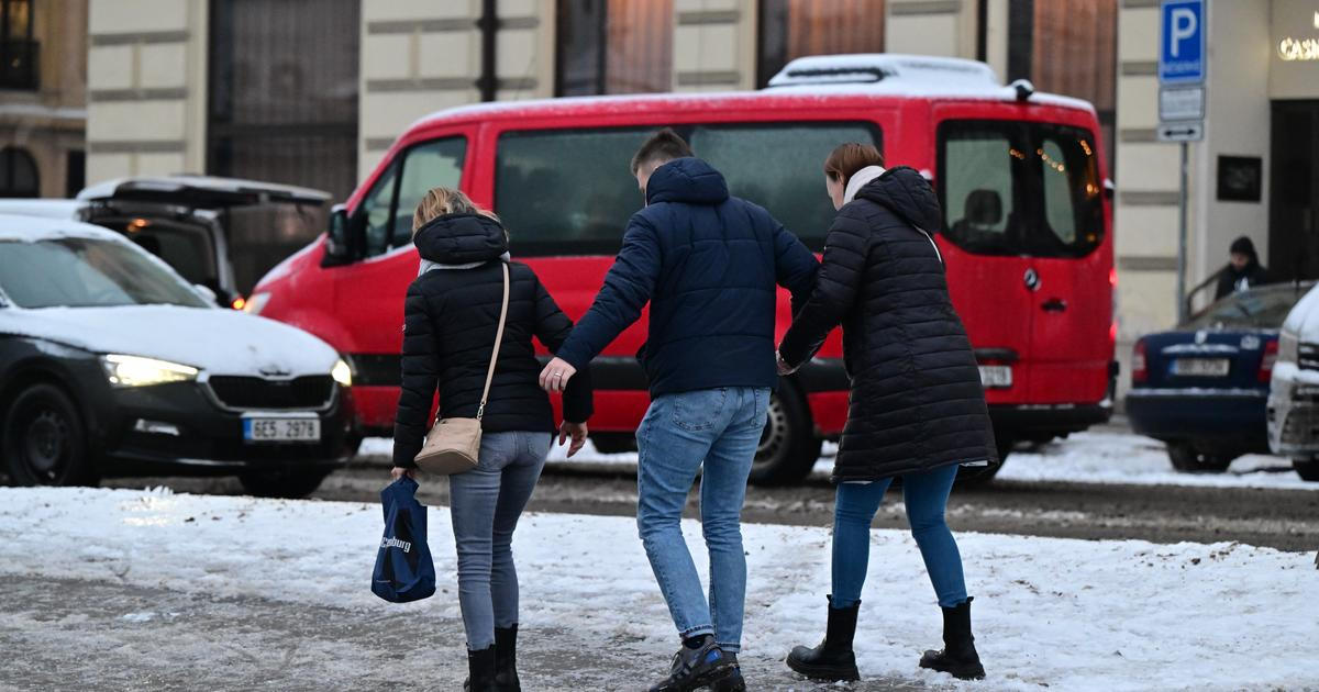 Ledovka trápí Česko. Dálnice D3 stojí, pohotovosti jsou zahlcené úrazy, ČD vrací jízdné – Aktuálně.cz