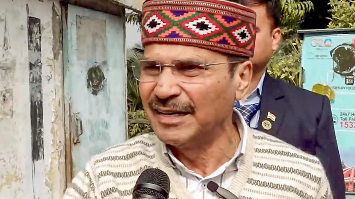 Congress’s Adhir meets Bengali migrant workers, expresses concern over 'parallel policing'