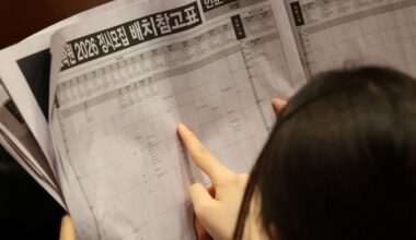 A student looks over a placement reference chart for regular admissions. The chart summarizes, at a glance, universities and majors where admission is likely based on CSAT score ranges. (Yonhap)