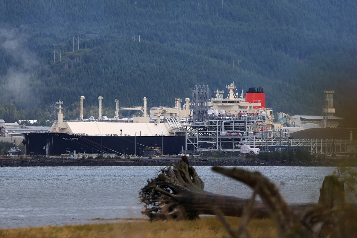 Shell and Mitsubishi weigh sale of stakes in C$40 billion LNG Canada