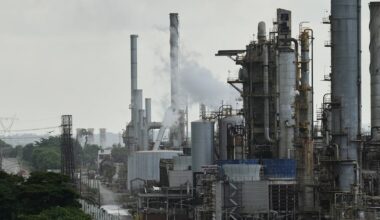 •	U.S. oil push in Venezuela faces risks, long timeline, experts warn