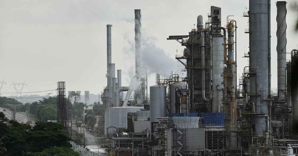 •	U.S. oil push in Venezuela faces risks, long timeline, experts warn