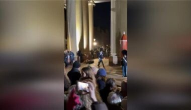 Klimaaktivist blev skubbet under Amalienborg-optrin – nu er han sigtet